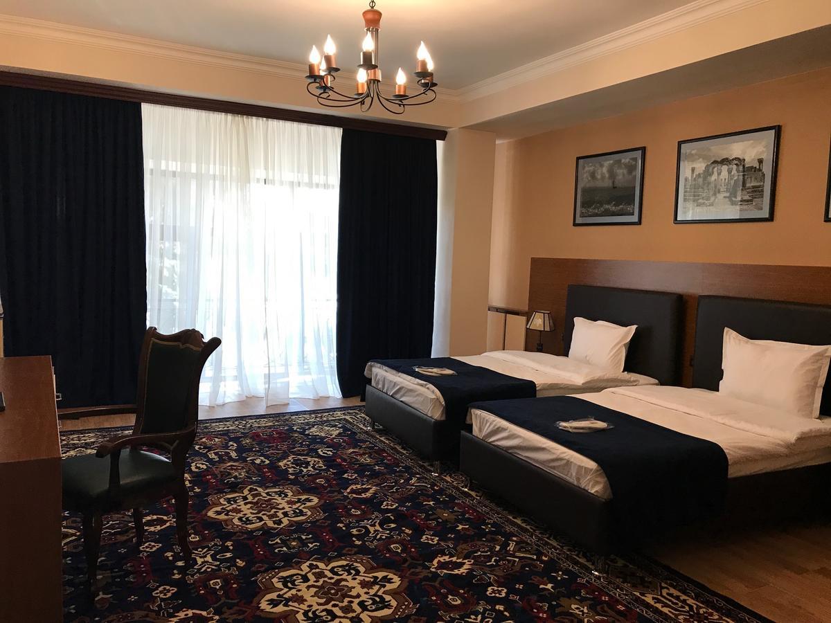 Hotel Plaza Viktoria غيومري المظهر الخارجي الصورة
