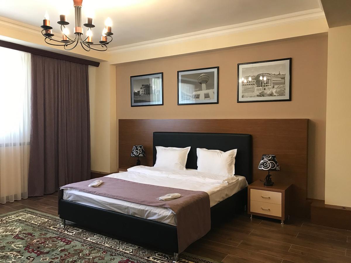 Hotel Plaza Viktoria غيومري المظهر الخارجي الصورة