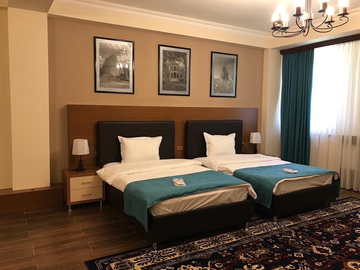 Hotel Plaza Viktoria غيومري المظهر الخارجي الصورة