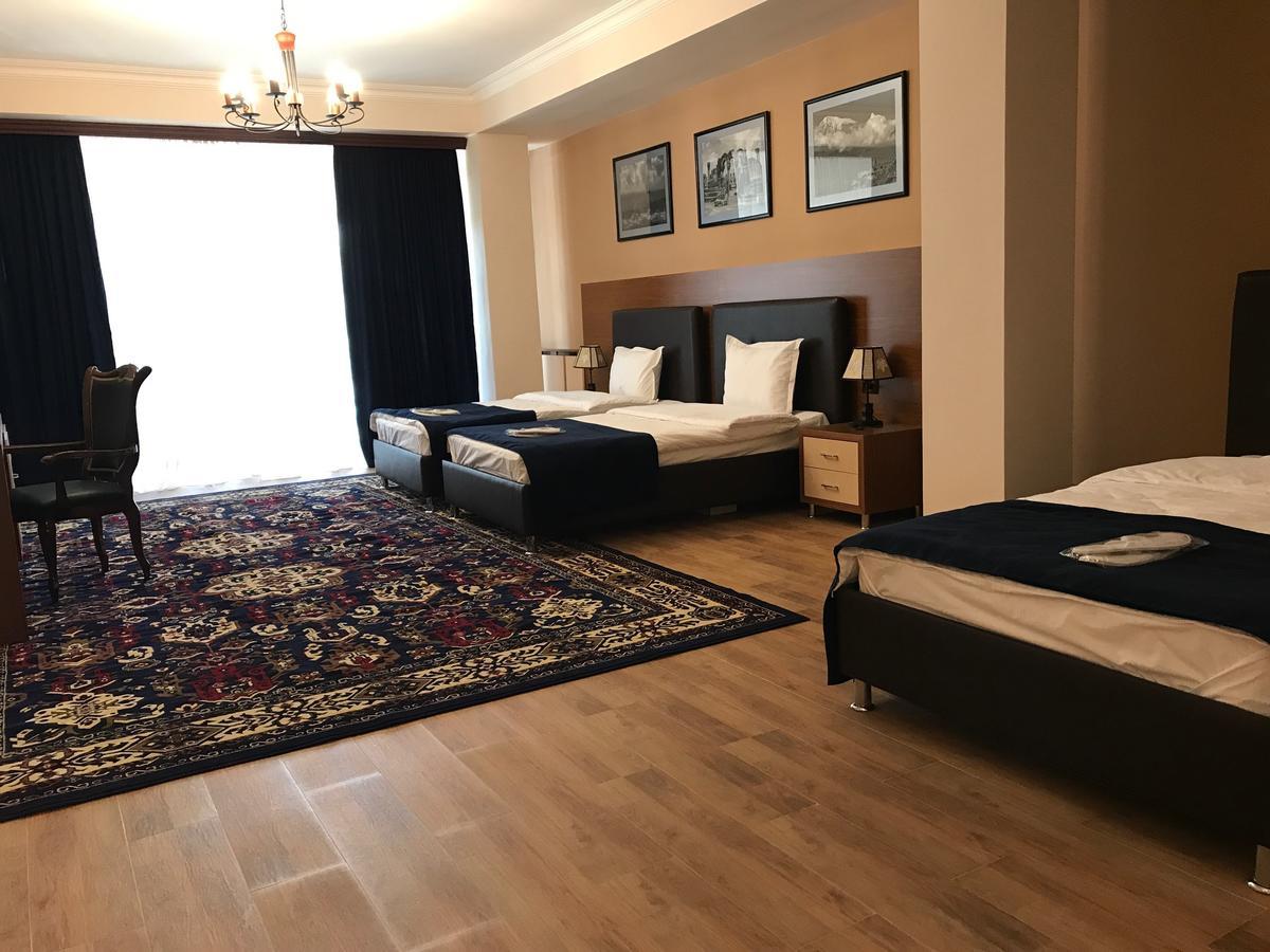 Hotel Plaza Viktoria غيومري المظهر الخارجي الصورة
